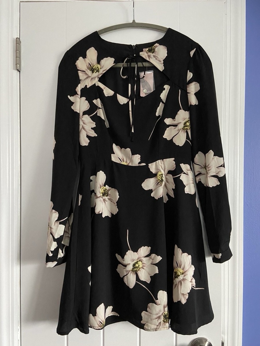 Forever 21 Black Long-Sleeve Floral Tie-Neck Dress